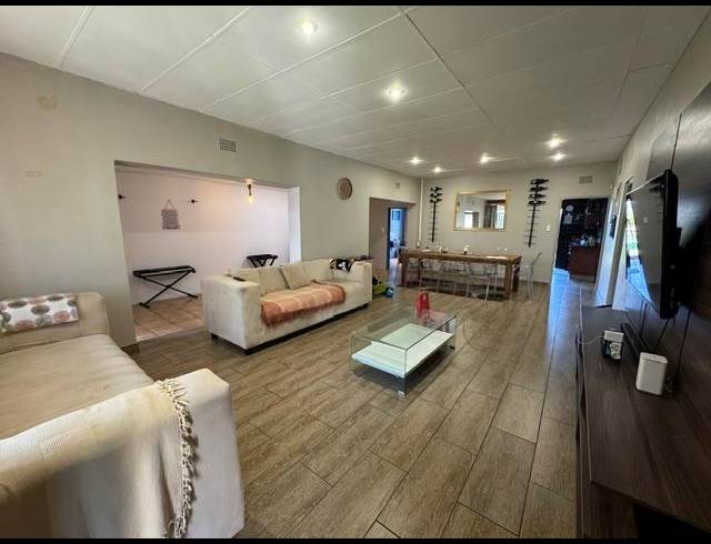3 BEDROOM HOUSE FOR SALE IN KEMPTON PARK